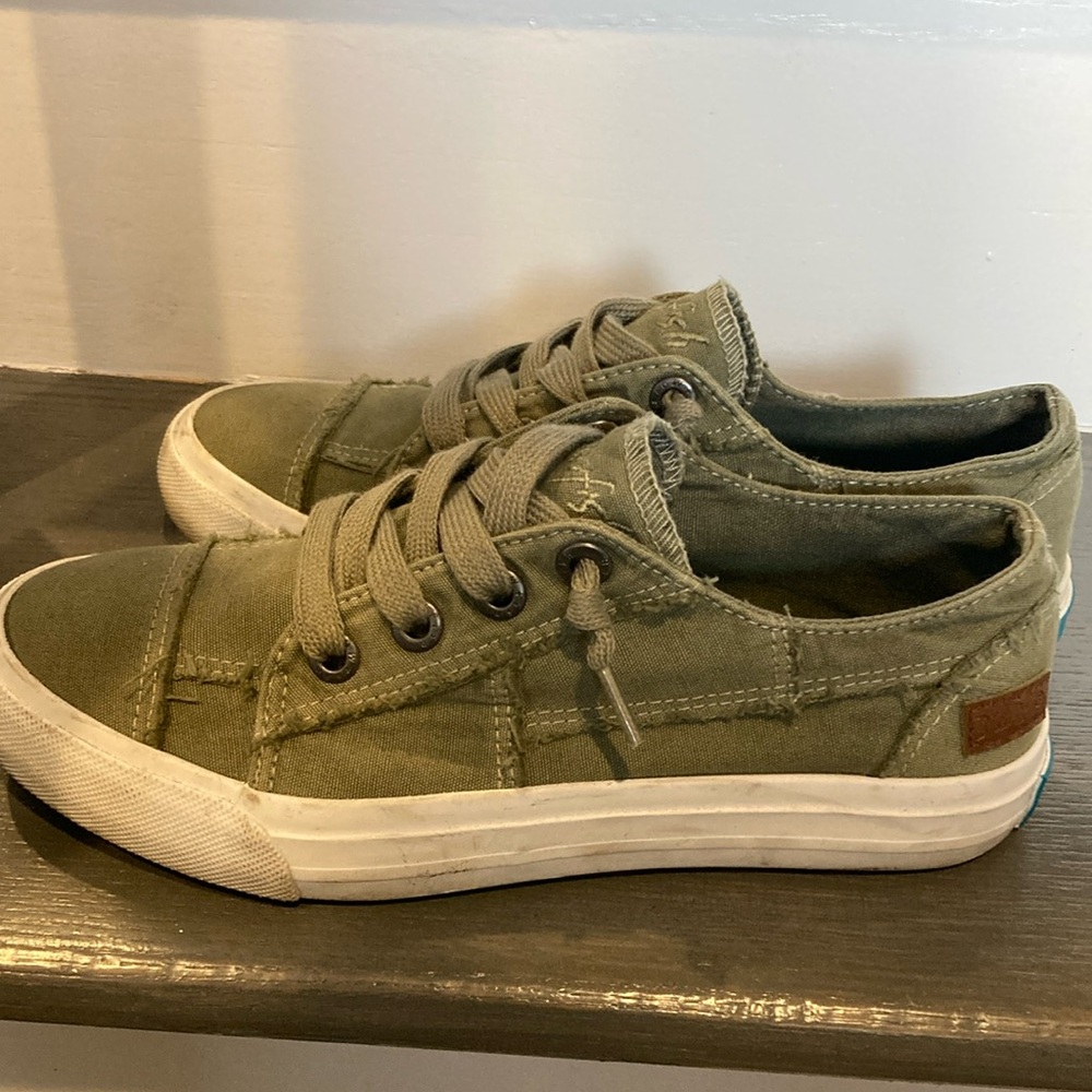 Blowfish sneakers, size 7.